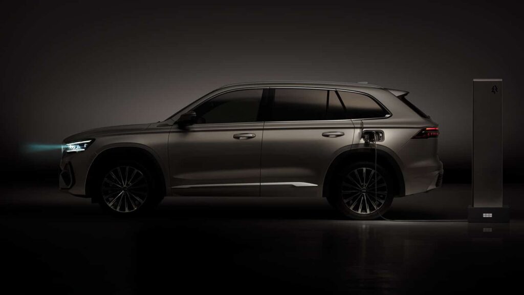 Geely Monjaro EM-i plug-in hybrid SUV charging