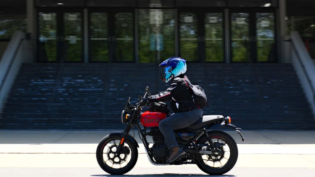 Royal Enfield Hunter 350 2026 riding through city traffic